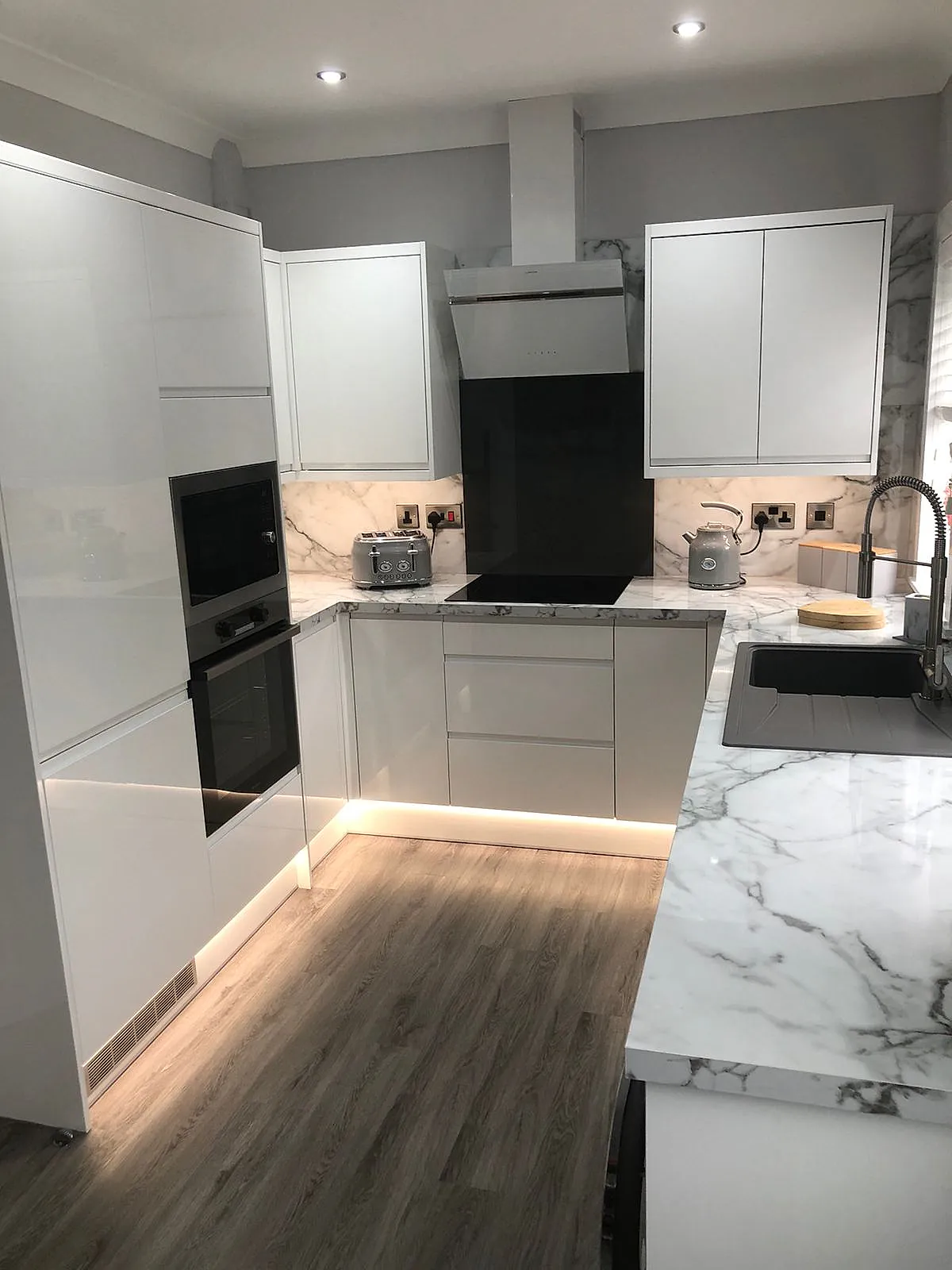 Kitchen with marble worktop